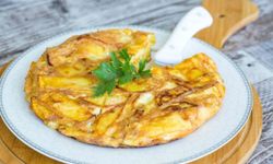 Lezzetine doyamayacaksınız... Börek tadında patatesli omlet tarifi!