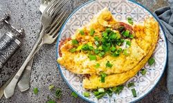 Vitamin dolu bir kahvaltı… Güne yeşil soğanlı omlet ile başlayın!
