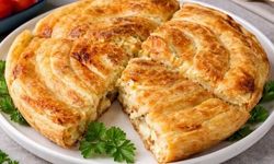 Sadece 3 yufkayla hazırlanıyor… Hafta sonu sofranızda su böreği olsun!