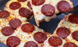 Tost ekmeğinden kahvaltı pizzası tarifi: 20 dakikada hazır!