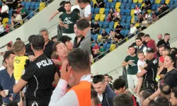 Maç tribünlerindeki iğrenç görüntüler: Çocuğun formasını zorla çıkarttılar