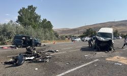 Kamyonet ile hafif ticari aracın çarpıştı: 2 ölü, 9 yaralı