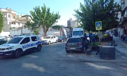 Konak’ta facianın eşiğinden dönüldü… DEVA’nın tabelasından demir parçası vatandaşın üzerine düştü
