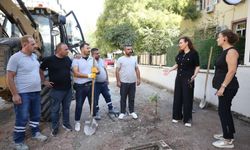 Başkan Ünsal çalışmaları yerinde inceledi… Karşıyaka’nın işlek sokağı baştan aşağı yenileniyor