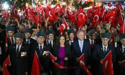 Karşıyaka’da 9 Eylül coşkusu: Fener alayında sokaklar kırmızı beyaza büründü!
