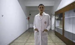 Yeni önlükte detaylar belli oldu… Kumaşından yırtmacına kadar anlatıldı