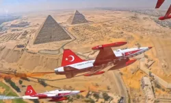 Türk Yıldızları, Mısır Piramitleri'nin üzerinde şov yaptı!