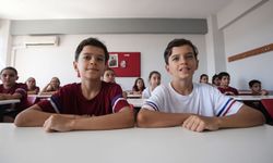 Toplam 212 ikiz mezun oldu… İzmir’in ikizler okulu