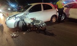 İzmir’de faciadan dönüldü: Motosiklet otomobile ok gibi saplandı