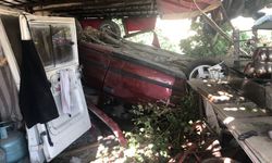 17 yaşındaki ehliyetsiz sürücü kokoreç tezgahına daldı: 2 yaralı