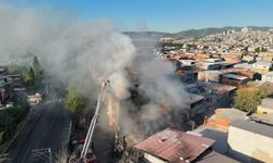 Buca’da mobilya atölyesinde yangın paniği!