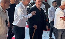 Cem Yılmaz’dan ‘bastonla yürüyor’ iddialarına yanıt: Koleksiyonunu gösterdi