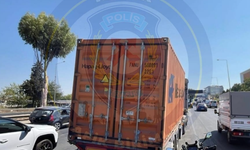 İzmir’de yola çıkan tır trafiği kilitledi: Yoğunluk Semt Garajı’na ulaştı!