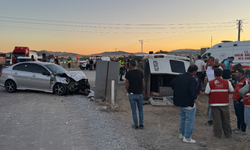Kırıkkale'de işçi servisi ile otomobil çarpıştı: 13 kişi yaralandı