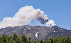 Etna Yanardağı kül püskürttü: Uçuşlar iptal edildi