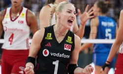 Gizem Örge'nin kutlama yemeğindeki tarzına yorum yağdı