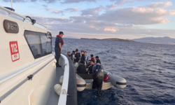 İzmir açıklarında 4’ü çocuk 19 göçmen lastik bottan karaya çıkarıldı