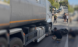 Tankerin altında sıkışan motosiklet sürücüsü kurtarıldı