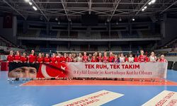 Kadın voleybolculardan İzmir’in kurtuluşuna özel dostluk maçı