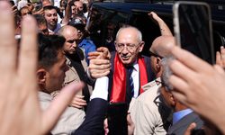 Kılıçdaroğlu’na CHP il binasında coşkulu karşılama: Güzel günler göreceğiz!