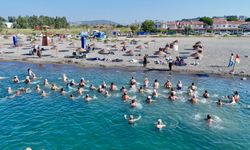 Seferihisar'da 'Dünya Barış Gününe' denizde pilates ile başladılar