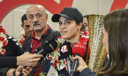 Milli boksörler Avrupa Şampiyonası'nda 10 madalya kazandı: Çiçeklerle karşılandılar