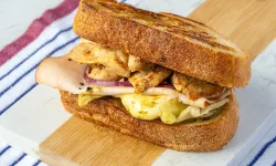 Öğle yemeğini şölene çeviriyor: Tavuklu ve pesto salatalı sandviç tarifi