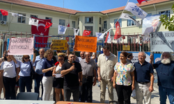 İzmir’de üç okul tek binaya sığmadı: Veliler okul önünde imza kampanyası başlattı