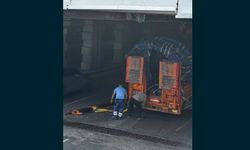Alt geçitten geçemedi… İzmir’de vinç sıkıştı