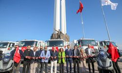Karşıyaka Belediyesi 17 yeni çöp kamyonunu filosuna kattı