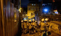 Beyoğlu’nda 4 katlı bina yerle bir oldu!