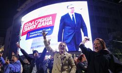 Sırbistan’da tarihi seçim… Vucic’in 12 yıllık iktidarı öğrencilere yenildi