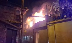 Manisa'da korkutan yangın... Ev küle döndü