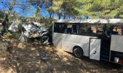 Tur otobüsü Aydın-İzmir yolunda minibüsle çarpıştı: 2 kardeş yaşamını yitirdi