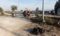 İzmir'de tren traktöre çarptı: İki kardeş yaralandı