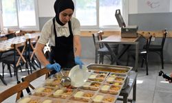 Bornova Belediyesi’nden ihtiyaç sahiplerine kapı kapı sıcak yemek