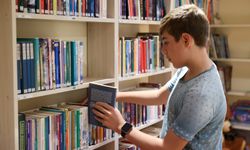 Bisikletine biniyor, soluğu kütüphanede alıyor: Buca’nın kitap kurdu Ömer