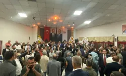 Yeni Parti'nin Buca ilçe başkanlığı yarışında tansiyon yükseldi: Su şişeleri havada uçuştu