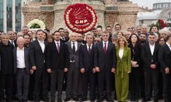 CHP İstanbul İl Örgütü Cumhuriyet’in 103. yılında Taksim Cumhuriyet Anıtı’nda çelenk sundu