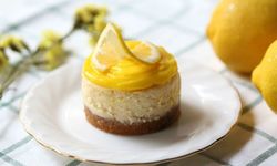Çay saatlerinde, davetlerde… Porsiyonluk limonlu cheesecake evde nasıl yapılır?
