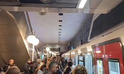 İzmir’de ulaşım krizi büyüyor: Metroda ‘Cemil Tugay istifa’ sloganları!