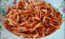 Yemek hazırlamaya vakti olmayanlara: Pratik domatesli erişte tarifi