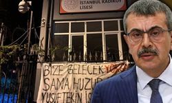 Bakan Tekin'i protesto eden TİP'li 2 öğrenciye 'pankart' gözaltısı