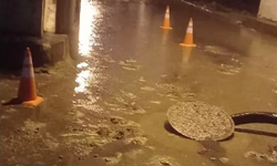 Çiğli’de kanalizasyon taşkını isyanı: Vatandaş evine lağım pisliğinin içinden giriyor