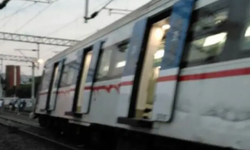 İzmir’de tren ile hafif ticari araç çarpıştı: 1 kişi yaralandı