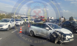 İzmir’de trafik kazası: Çiğli viyadüklerinde 2 kilometrelik yoğunluk!