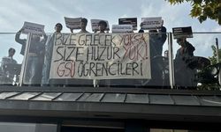 Bakan Tekin'i istifaya çağıran pankart üniversiteye asıldı: Bize gelecek yoksa, sana huzur yok!