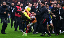 Galatasaray-Fenerbahçe derbi bitişinde saha karıştı: Polis sahaya girdi, iki kırmızı kart çıktı