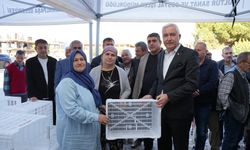 Kemalpaşa’da zeytin hasadı öncesi üreticilere destek: Çiftçiye 4 bin adet zeytin kasası dağıtıldı