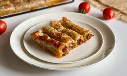 Baklavalık yufkadan yapılıyor... Kıymalı börek tarifi